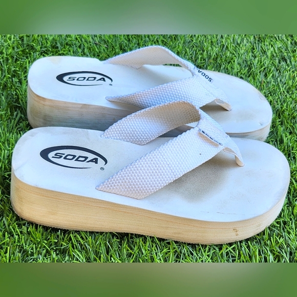 White Soda Flip flops size 6.5 - Picture 2 of 4